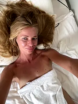 -OliWow- online show from November 11, 8:42 am