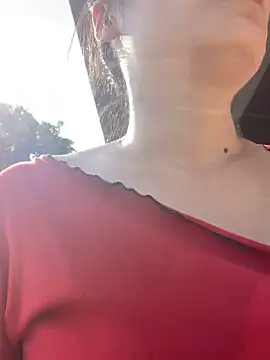 Snapshot of Bella0815 chatting on October 18, 7:10 am Bella0815 online show from October 18, 7:10 am