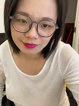 Snapshot of Bella0815 chatting on March 17, 9:44 am Bella0815 online show from March 17, 9:44 am