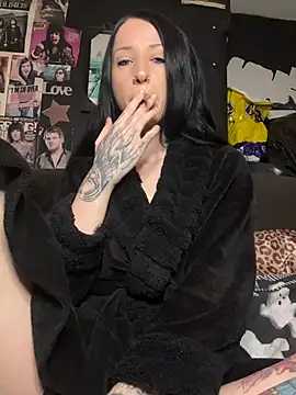 Snapshot of MissMidnightUK chatting on February 13, 12:32 am MissMidnightUK online show from February 13, 12:32 am