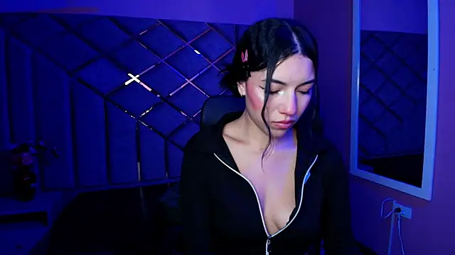 Snapshot of Poly_Sasha_ chatting on November 16, 4:17 am Poly Sasha online show from November 16, 4:17 am