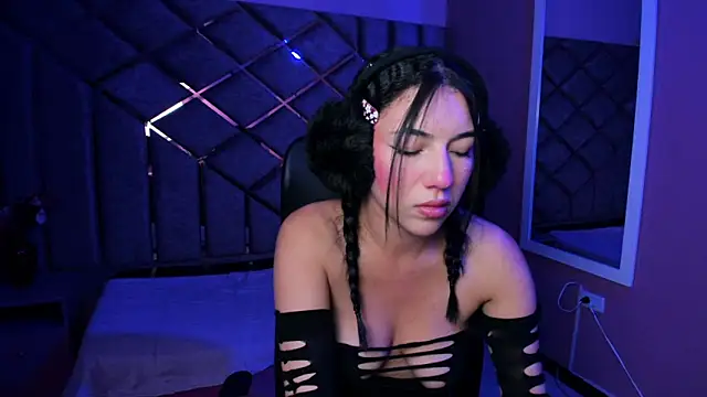 Snapshot of Poly_Sasha_ chatting on December 4, 3:49 am Poly Sasha online show from December 4, 3:49 am