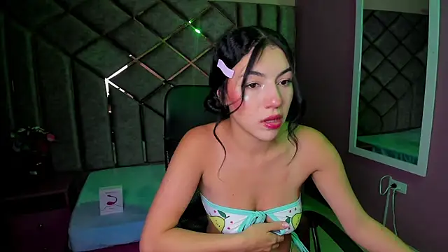 Snapshot of Poly_Sasha_ chatting on November 9, 3:54 am Poly Sasha online show from November 9, 3:54 am