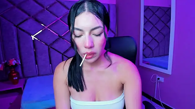 Snapshot of Poly_Sasha_ chatting on November 12, 4:27 am Poly Sasha online show from November 12, 4:27 am