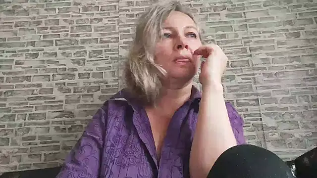Snapshot of EdithManning chatting on October 28, 6:23 am EdithManning online show from October 28, 6:23 am