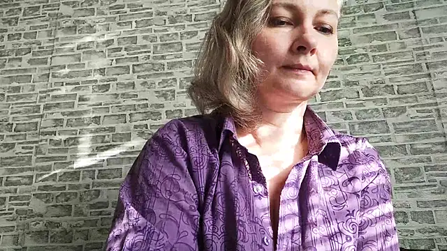 Snapshot of EdithManning chatting on November 18, 7:22 am EdithManning online show from November 18, 7:22 am