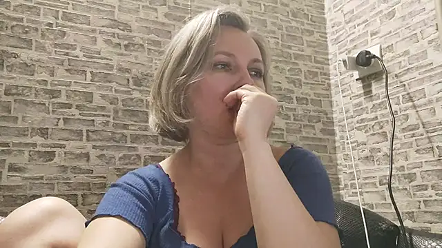 Snapshot of EdithManning chatting on February 17, 3:33 pm EdithManning online show from February 17, 3:33 pm