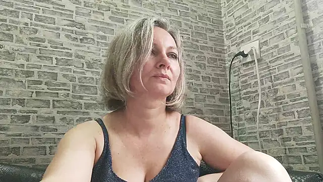 Snapshot of EdithManning chatting on March 18, 9:34 am EdithManning online show from March 18, 9:34 am