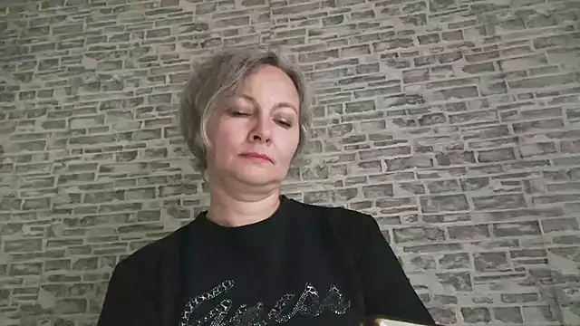 Snapshot of EdithManning chatting on October 31, 7:05 am EdithManning online show from October 31, 7:05 am