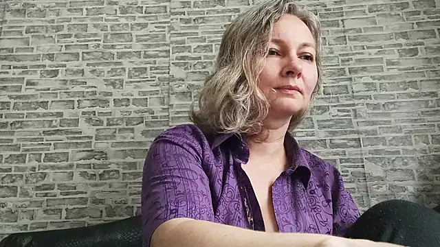 Snapshot of EdithManning chatting on November 10, 6:29 am EdithManning online show from November 10, 6:29 am