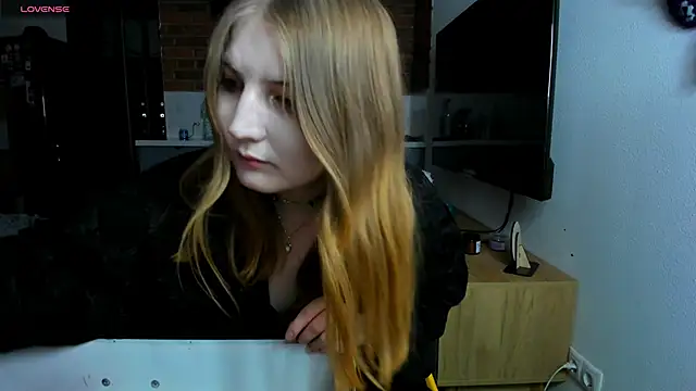 princessaalicc online show from March 7, 4:00 pm