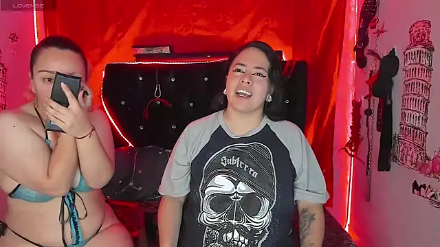 Snapshot of katieeandsharonn chatting on December 2, 2:30 pm katieeandsharonn online show from December 2, 2:30 pm