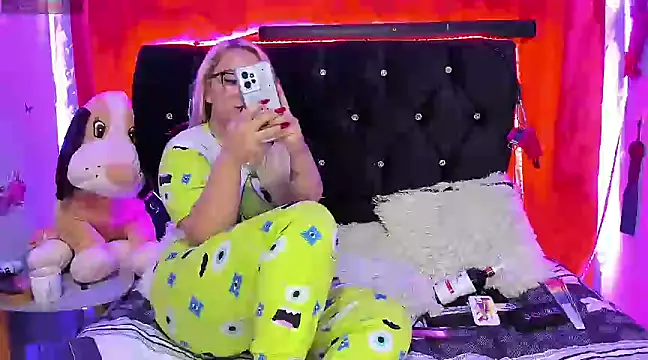 Snapshot of katieeandsharonn chatting on February 7, 7:29 am katieeandsharonn online show from February 7, 7:29 am