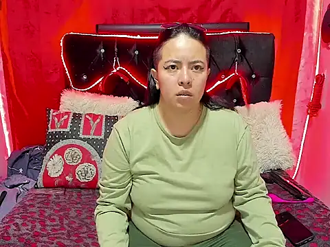 Snapshot of katieeandsharonn chatting on November 8, 1:36 pm katieeandsharonn online show from November 8, 1:36 pm