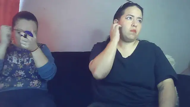 Snapshot of katieeandsharonn chatting on November 28, 1:44 pm katieeandsharonn online show from November 28, 1:44 pm