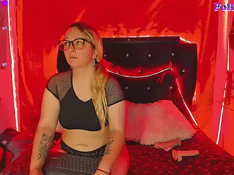 Snapshot of katieeandsharonn chatting on November 13, 3:05 pm katieeandsharonn online show from November 13, 3:05 pm