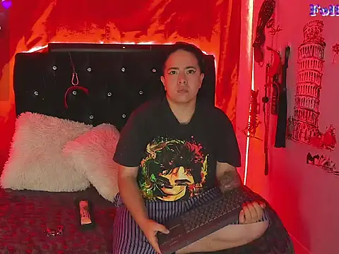 Snapshot of katieeandsharonn chatting on November 12, 1:26 pm katieeandsharonn online show from November 12, 1:26 pm