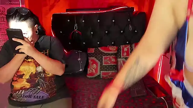 Snapshot of katieeandsharonn chatting on December 1, 1:34 pm katieeandsharonn online show from December 1, 1:34 pm