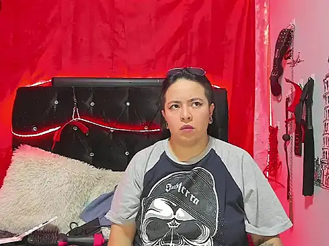 Snapshot of katieeandsharonn chatting on November 19, 1:33 pm katieeandsharonn online show from November 19, 1:33 pm