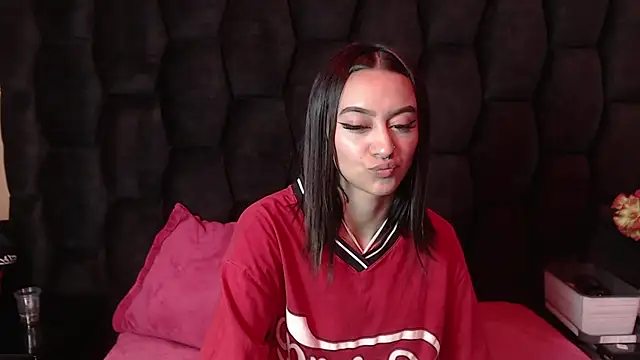 Snapshot of Miaa_Thopmson chatting on September 18, 12:02 am Miaa Thopmson online show from September 18, 12:02 am