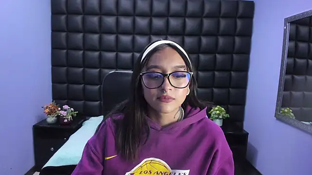 Miaa Thopmson online show from December 20, 1:52 am