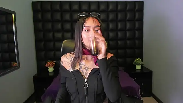 Snapshot of Miaa_Thopmson chatting on October 10, 9:59 pm Miaa Thopmson online show from October 10, 9:59 pm