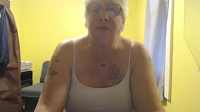 Snapshot of canadiancougar1965 chatting on November 16, 1:16 pm canadiancougar1965 online show from November 16, 1:16 pm