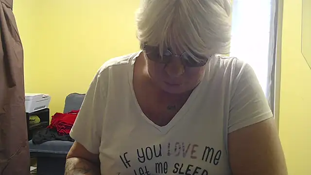 Snapshot of canadiancougar1965 chatting on December 15, 4:02 pm canadiancougar1965 online show from December 15, 4:02 pm