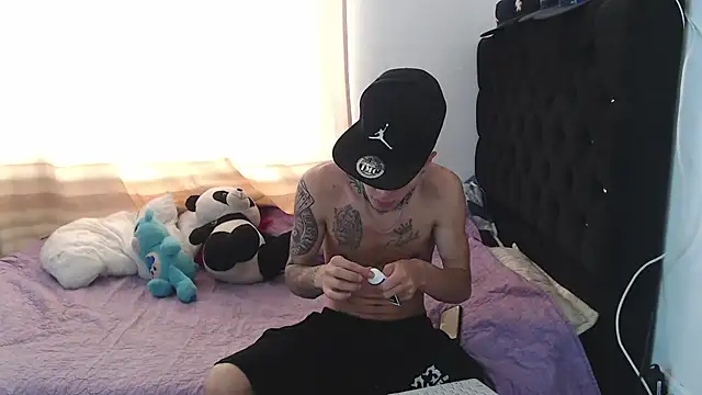 Snapshot of Kitty_and_jake chatting on November 4, 6:44 pm Kitty and jake online show from November 4, 6:44 pm