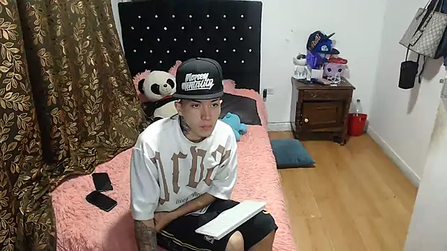 Snapshot of Kitty_and_jake chatting on March 18, 4:07 am Kitty and jake online show from March 18, 4:07 am