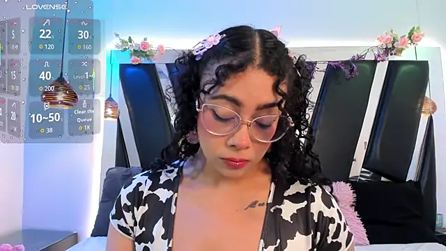 Snapshot of antonelllepiercee chatting on February 4, 11:05 am antonelllepiercee online show from February 4, 11:05 am