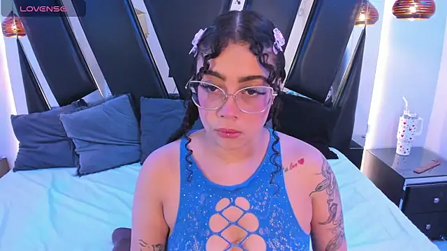 Snapshot of antonelllepiercee chatting on January 18, 11:24 am antonelllepiercee online show from January 18, 11:24 am