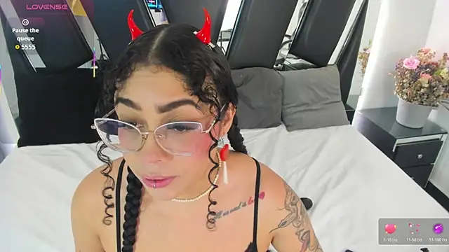 antonelllepiercee online show from November 20, 11:33 am