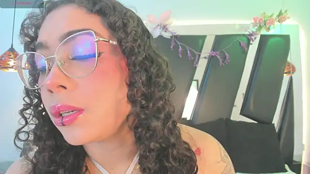 Snapshot of antonelllepiercee chatting on July 17, 1:52 pm antonelllepiercee online show from July 17, 1:52 pm