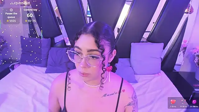 Snapshot of antonelllepiercee chatting on December 5, 11:31 am antonelllepiercee online show from December 5, 11:31 am