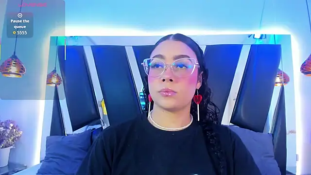 antonelllepiercee online show from November 6, 11:03 am