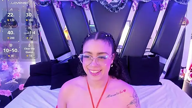 Snapshot of antonelllepiercee chatting on December 17, 11:15 am antonelllepiercee online show from December 17, 11:15 am