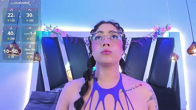 Snapshot of antonelllepiercee chatting on January 10, 11:27 am antonelllepiercee online show from January 10, 11:27 am