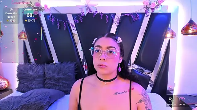 Snapshot of antonelllepiercee chatting on February 21, 11:34 am antonelllepiercee online show from February 21, 11:34 am