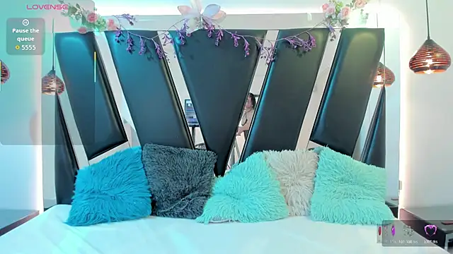 antonelllepiercee online show from April 11, 11:36 am