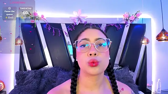 Snapshot of antonelllepiercee chatting on February 17, 11:29 am antonelllepiercee online show from February 17, 11:29 am