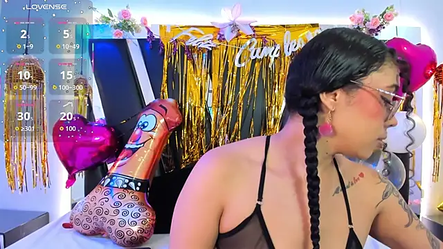 Snapshot of antonelllepiercee chatting on February 13, 11:32 am antonelllepiercee online show from February 13, 11:32 am