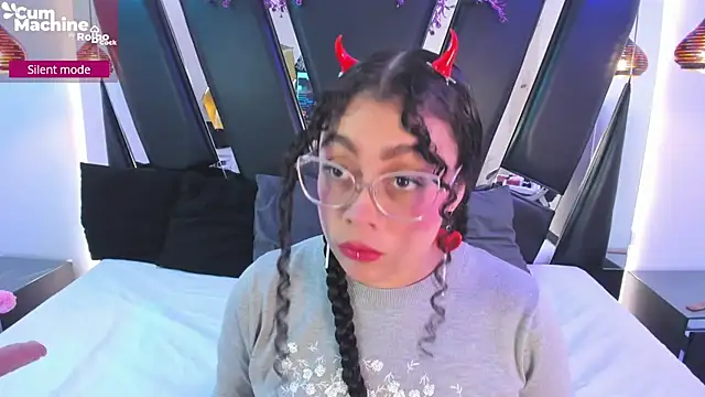 Snapshot of antonelllepiercee chatting on January 8, 11:27 am antonelllepiercee online show from January 8, 11:27 am