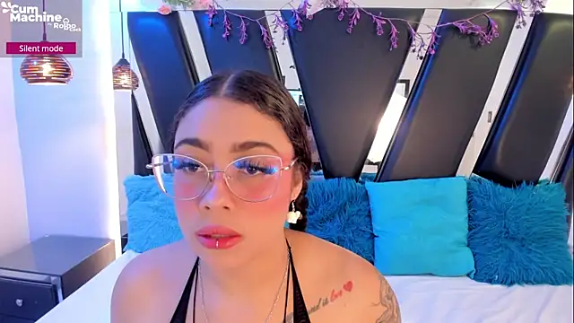 antonelllepiercee online show from April 5, 12:01 pm