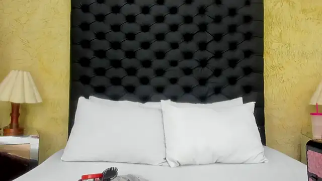 NahomiWhitel online show from December 16, 4:44 pm