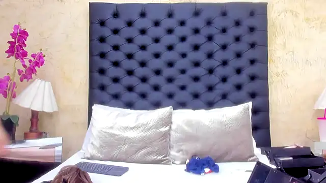 NahomiWhitel online show from December 4, 4:06 pm