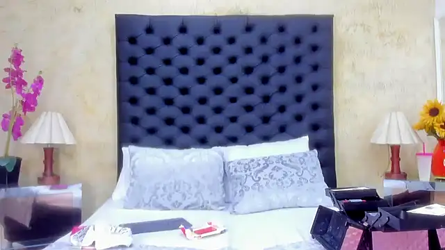 NahomiWhitel online show from February 19, 12:46 pm