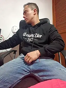 Snapshot of dragon1006 chatting on February 8, 8:39 pm dragon1006 online show from February 8, 8:39 pm