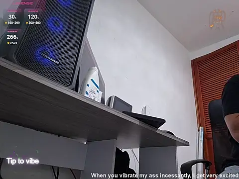 Snapshot of dragon1006 chatting on January 6, 5:11 am dragon1006 online show from January 6, 5:11 am