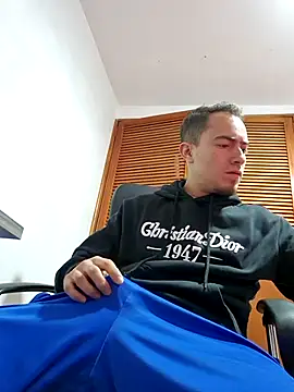 Snapshot of dragon1006 chatting on February 7, 4:31 am dragon1006 online show from February 7, 4:31 am